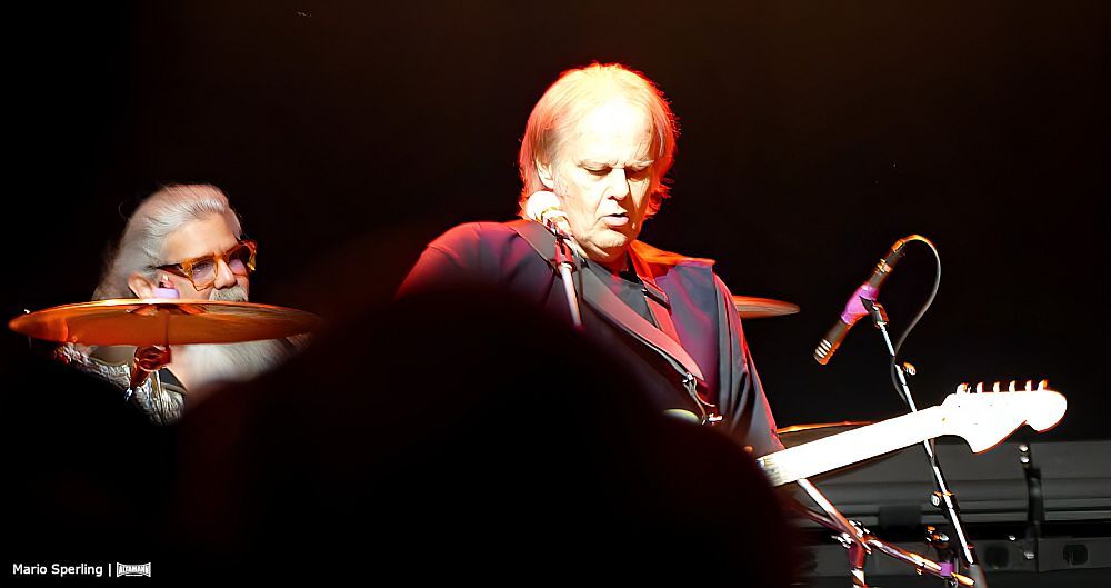 Konzentriert beim Solo - Walter Trout im Kesselhaus Berlin