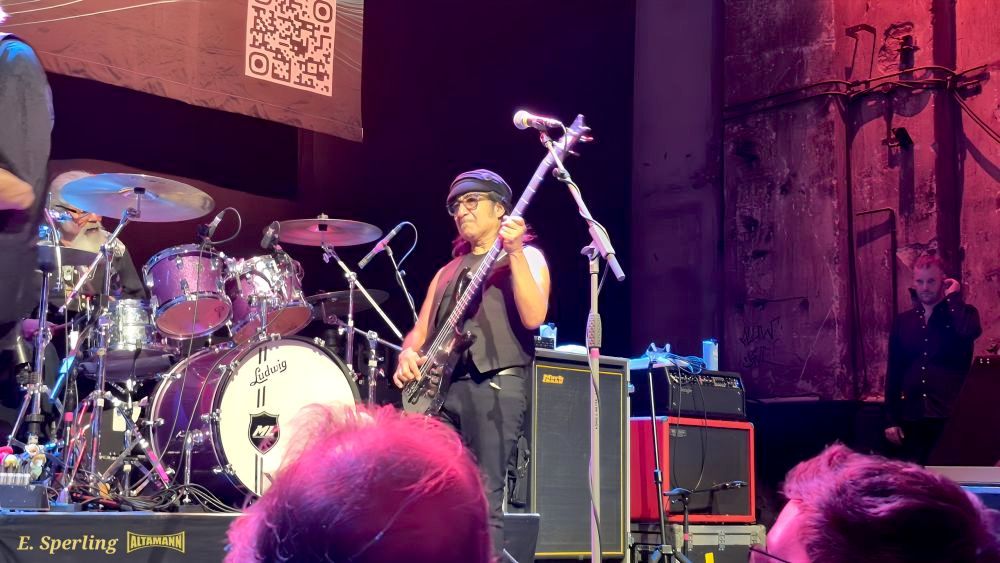 On Stage, John Avila, Bass und Jon Trout im Hintergrund - Walter Trout im Kesselhaus Berlin