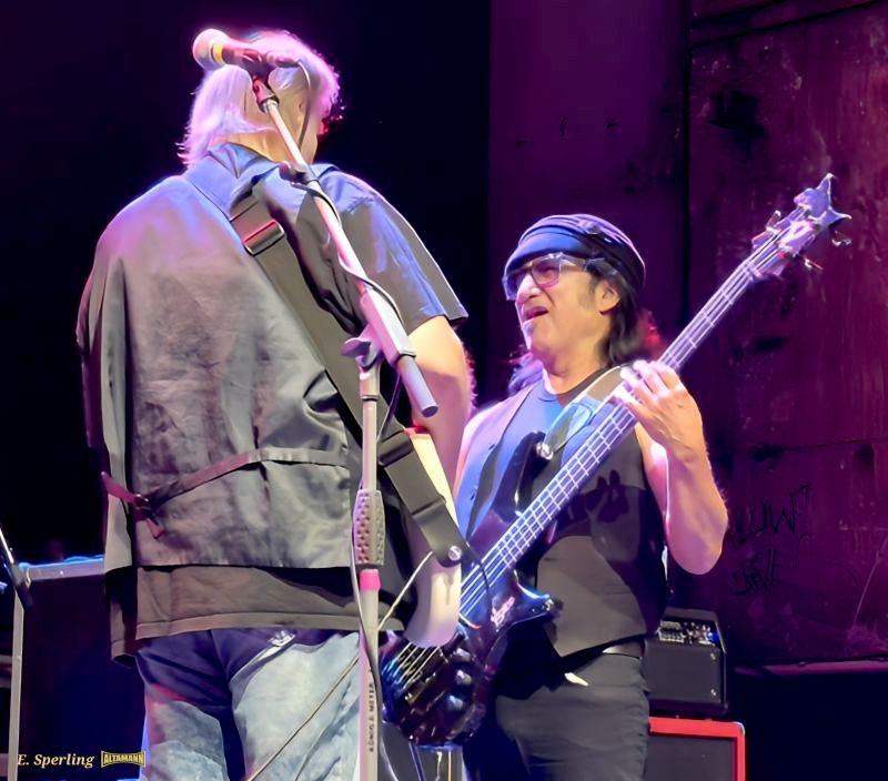 Perfektes Zusammenspiel.Walter Trout und John Avila am Bass - Walter Trout im Kesselhaus Berlin