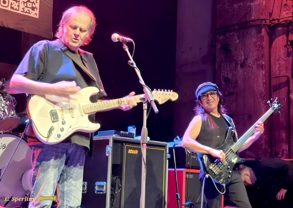 Seit Jahren ein Team, John Avila und Walter Trout, Guitar - Walter Trout im Kesselhaus Berlin