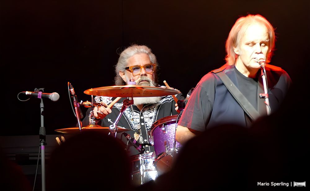 Spielen seit Jahren zusammen, Michael Leasure, links und Walter Trout - Walter Trout im Kesselhaus Berlin