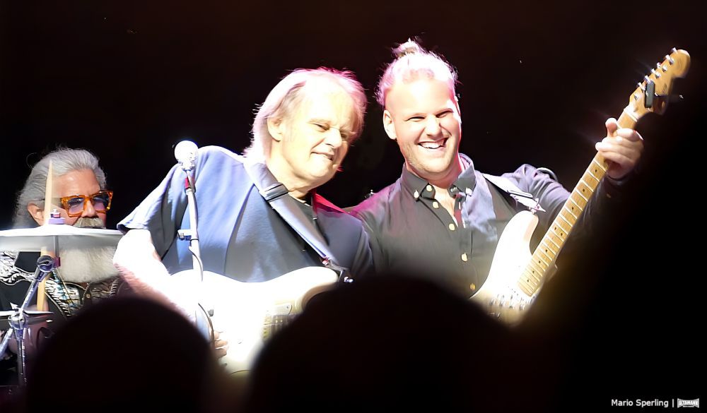 Von links nach rechts Michael Leasure, Drums. Walter Trout und Sohn Jon - Walter Trout im Kesselhaus Berlin