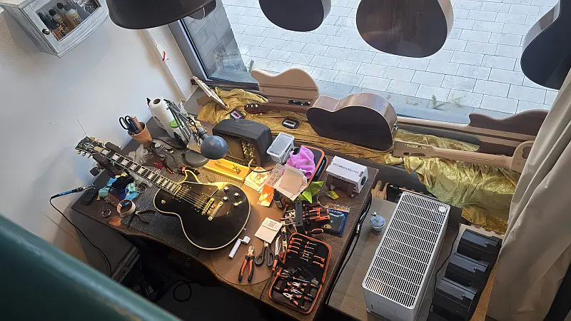 Guitar Lounge Berlin - Arbeitsplatz im Schaufenster