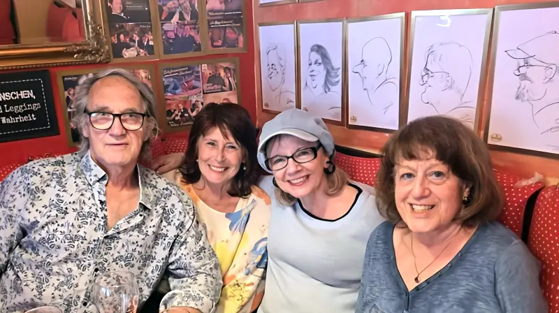 Gruppenbild mit einem einzelnen Herren. V.l.n.r. Kalle Kalkowski, Rita Kalkowski, Eve und Gudrun Schwarz - Das Norman Beaker Trio im Kulturrestaurant Dicke Paula am 1. & 2. Mai 202