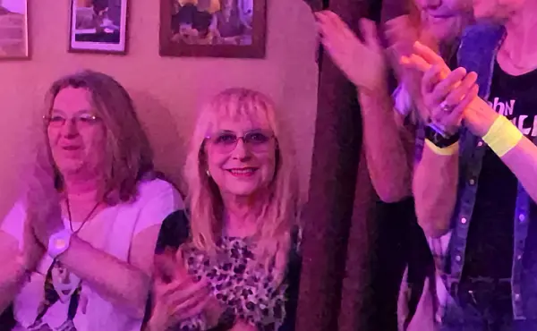 Mächtig am feiern, Petra Sühring-Vaughan - Mitte - Das Norman Beaker Trio im Kulturrestaurant Dicke Paula am 1. & 2. Mai 2026