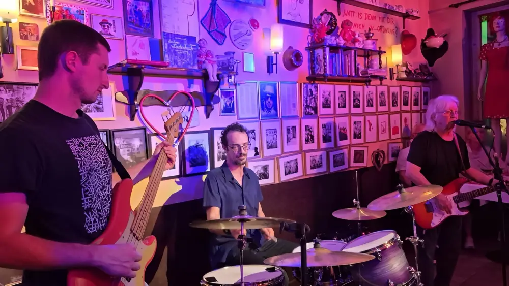 V.l.n.r. Jan Kalc - Bass, Marco Mattietti - Schlagzeug und der Meister Norman Beaker - Das Norman Beaker Trio im Kulturrestaurant Dicke Paula am 1. & 2. Mai 2026