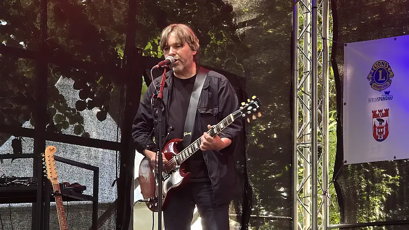 An der Gitarre Hannes Funke vom Robert Gläser Powertrio - Havelfest Spandau 2026