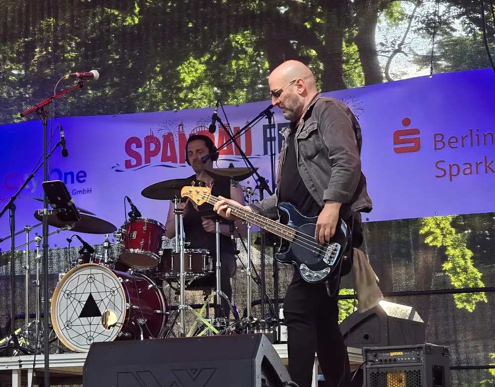 Auf der Bühne in Spandau, Ilir Mulaj links und Rocbert Gläser - Havelfest Spandau 2026