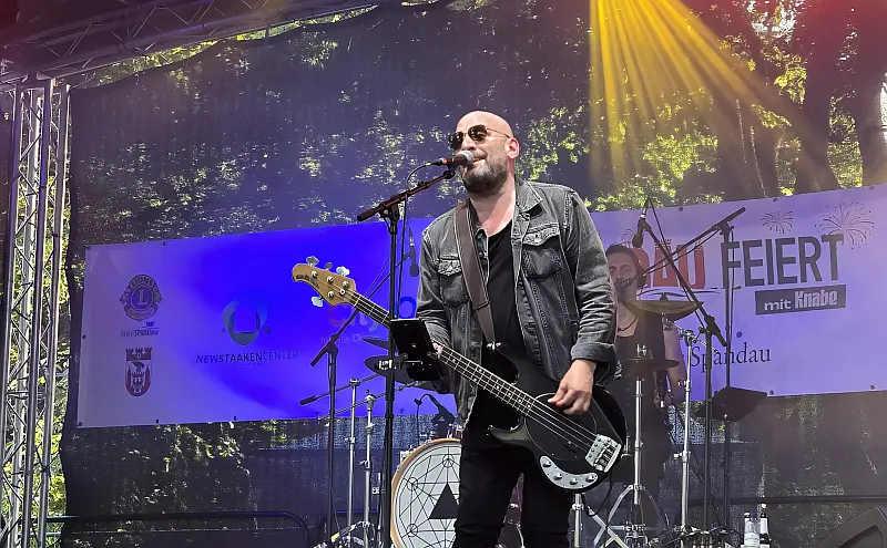 Voll in seinem Element, Robert Gläser - Im Hintergrund Ilir Mulaj - Havelfest Spandau 2026